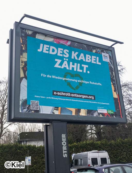 Auf einem Ströer Großplakat eine Aktionswerbung mit der Überschrift "Jedes Kabel zählt".