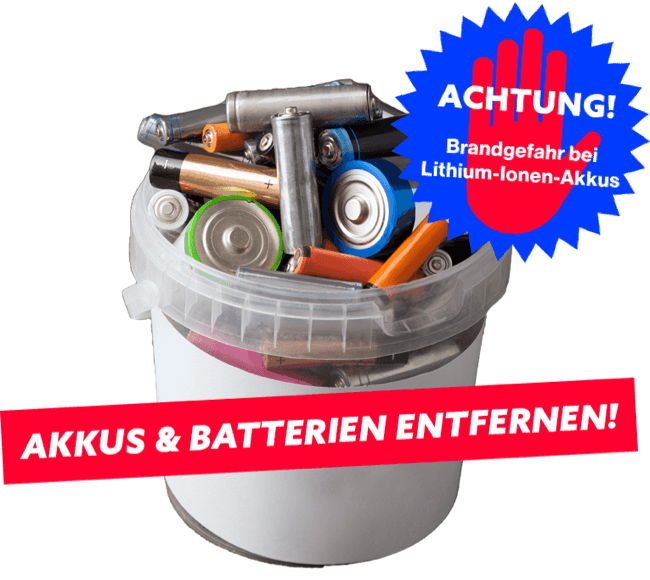 "Akkus & Batterien entfernen" geschrieben vor einem Eimer mit Batterien, mit einer Warnung: Achtung! Brandgefahr bei Lithium-Ionen-Akkus.