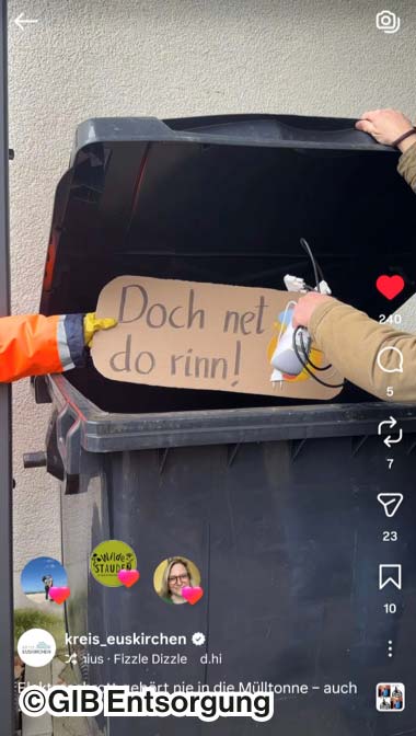 Eine offene Mülltonne mit einem Schild mit der Aufschrift "Doch net do rinn!"
